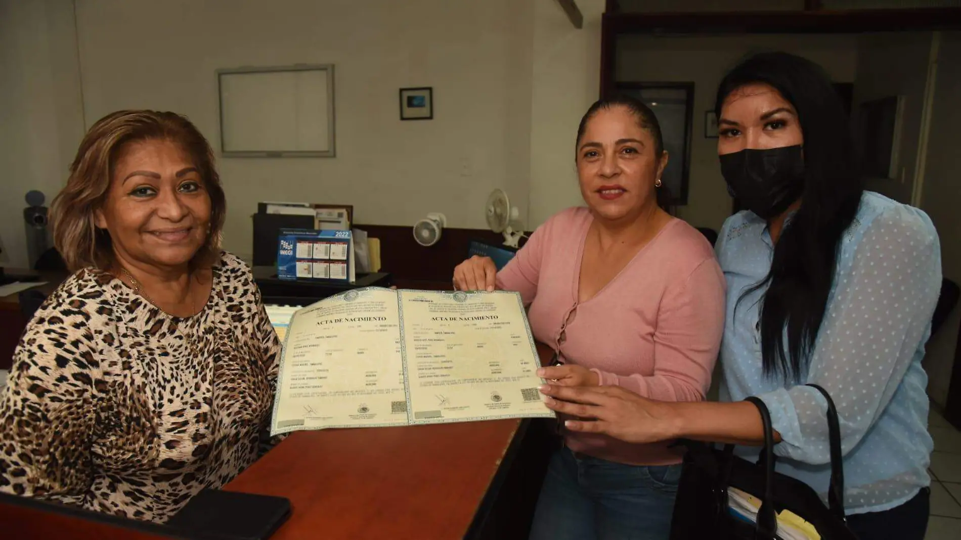 Tras un proceso de un año y medio, las felices mujeres lograron registrar con sus apellidos a sus hijos